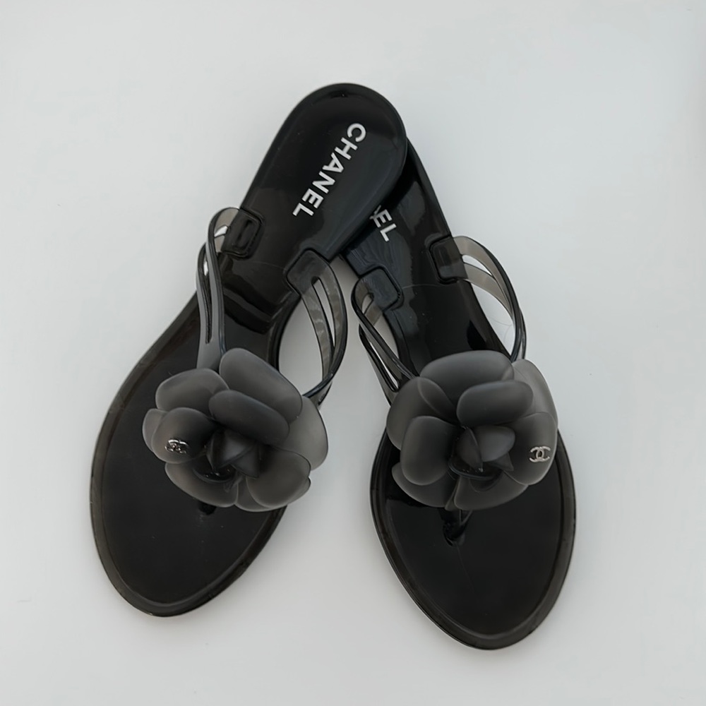 Chanel Entre Doigts sz 38 black slides